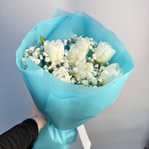 Авторский букет 118 - Голубой близ из тюльпанов и гипсофил