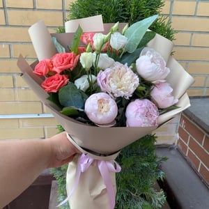 Букет «Мишель» из пионов и эустом