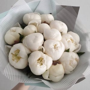 Букет «Белый лебедь» из пионов