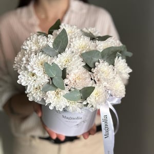 Шляпная коробка с цветами «Цветы в коробке"Хризантема и эвкалипт"»