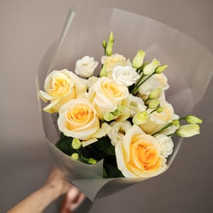 7 роз и эустома в стильном букете