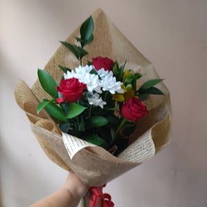 Букет «Комплимент» из роз и хризантем