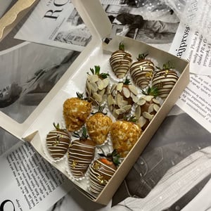 Клубника в шоколаде с миндалем 1