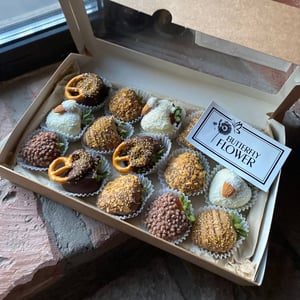 Композиция из клубники «Шоколадный кренделек»