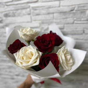Букет «Красное на белом» из роз