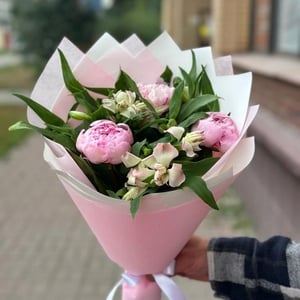 Букет «Твои розовые грезы» из альстромерий и пионов