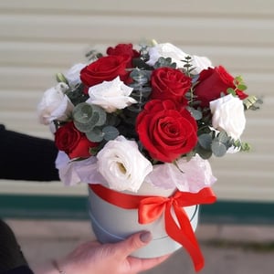 Шляпная коробка с цветами «Коробка из роз и эустомы»