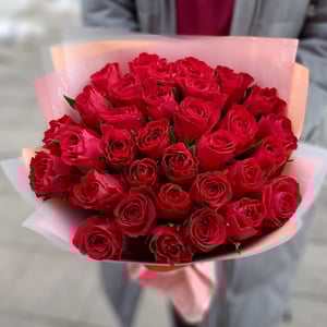 33 красных розы в упаковке