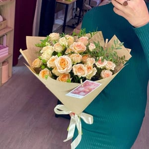 Букет с кустовой розов в крафте