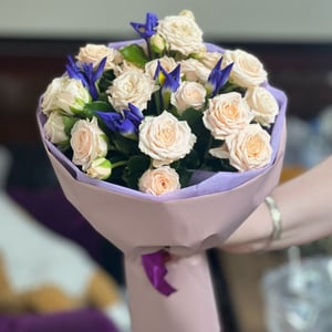 Букет «Amore» из роз и ирисов