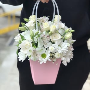 Композиция «Цветы в сумочке» из роз и эустом