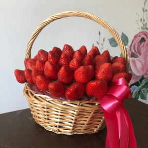 Корзина с клубничкой