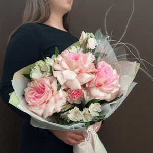 Букет из ажурных роз и альстромерий
