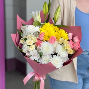 Букет с лилией и хризантемами