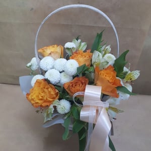 Цветы в корзине из роз и хризантем