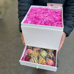 Подарочный набор «Гвоздика и Клубника»
