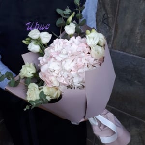 Букет «Кокетка» из роз и эустом