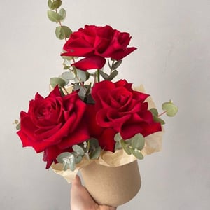 Шляпная коробка с цветами «3 французские розы в коробочке»